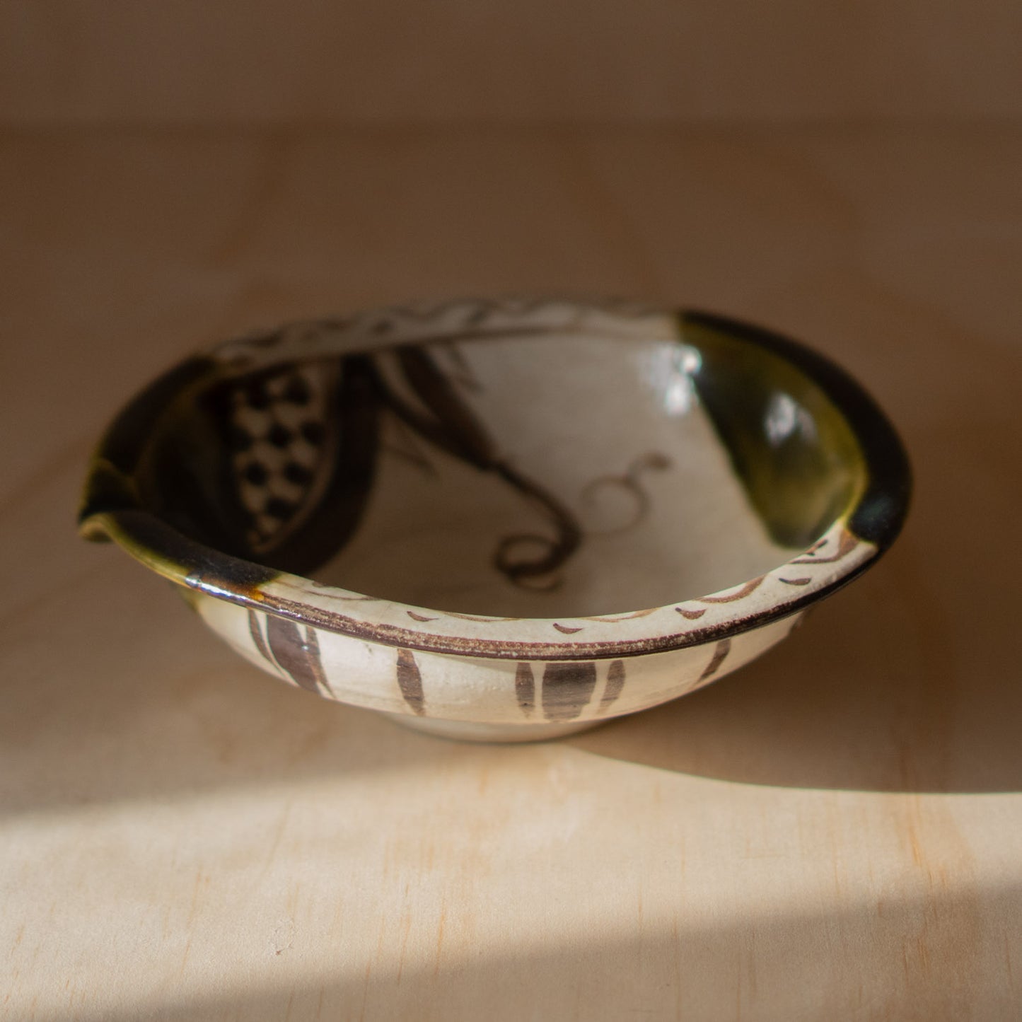 Japanese Oribe Akatsu ware Katakuchi pouring bowl