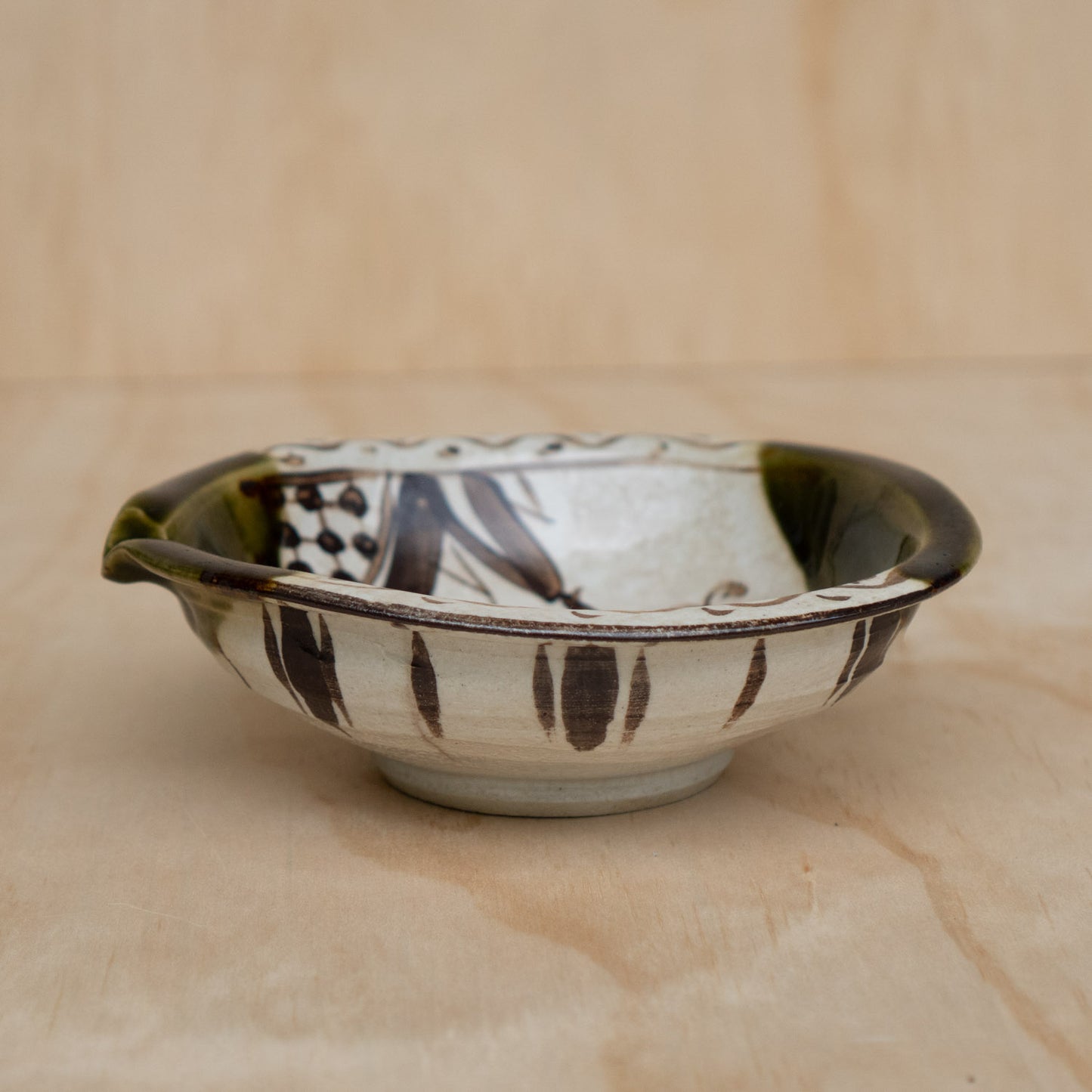 Japanese Oribe Akatsu ware Katakuchi pouring bowl