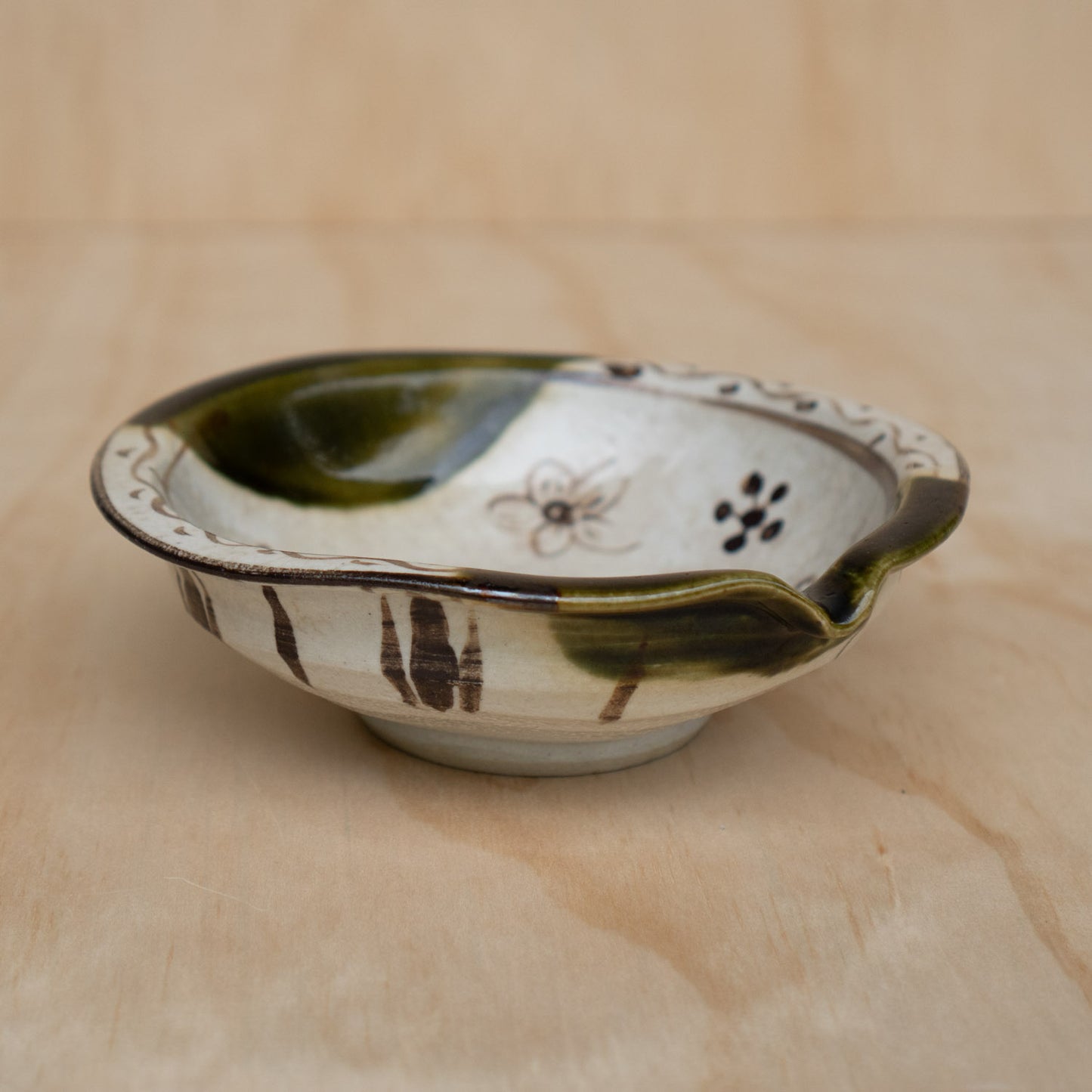 Japanese Oribe Akatsu ware Katakuchi pouring bowl