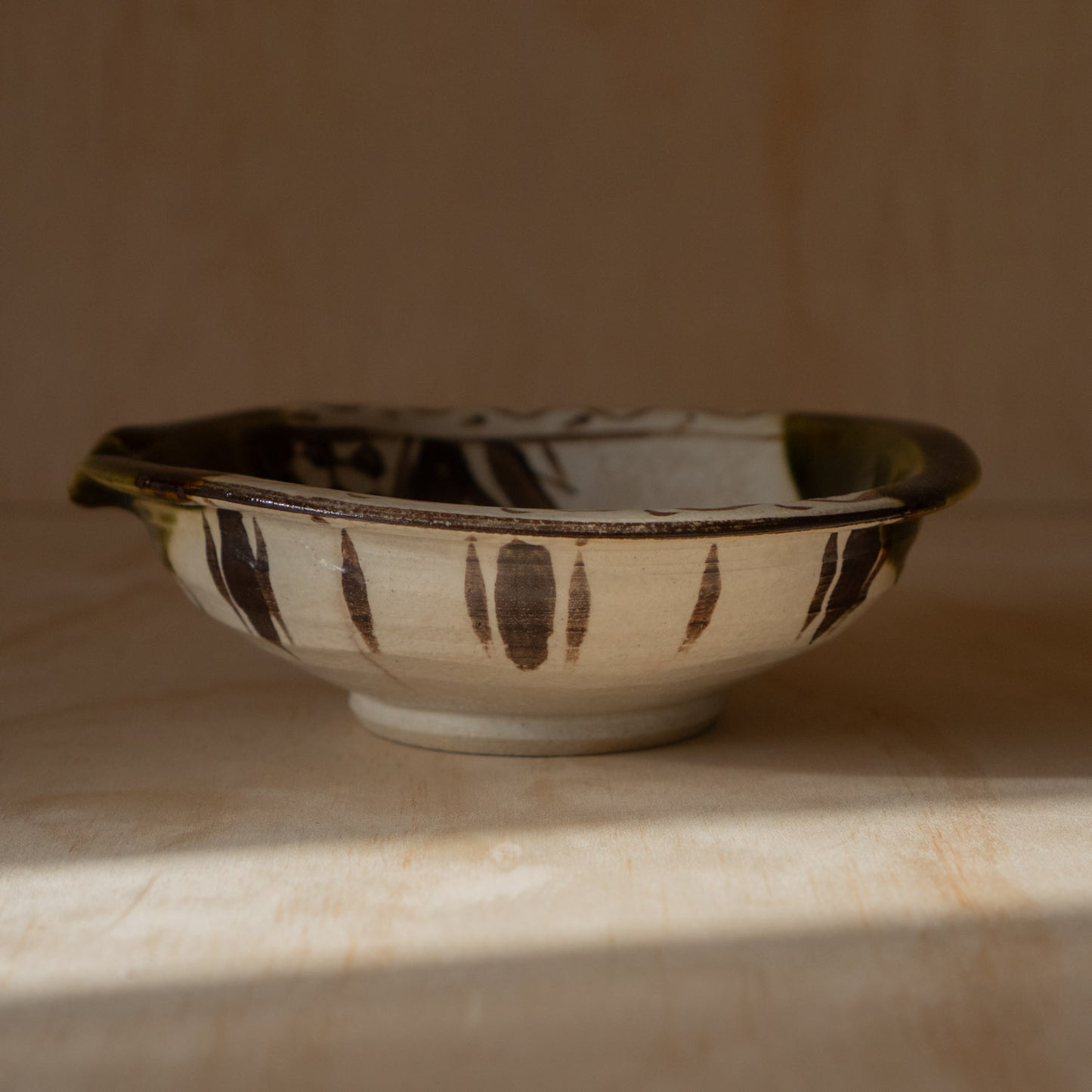 Japanese Oribe Akatsu ware Katakuchi pouring bowl