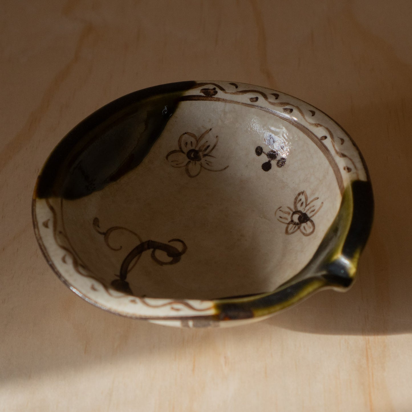 Japanese Oribe Akatsu ware Katakuchi pouring bowl
