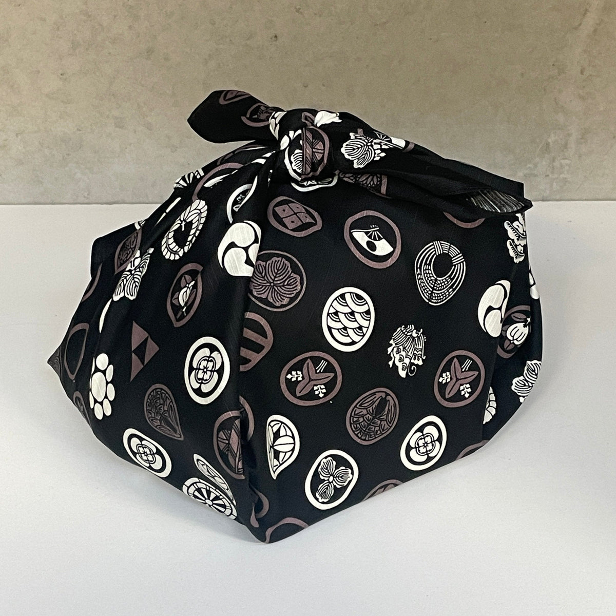 Gift wrapping with a 90cm Furoshiki wrapping cloth