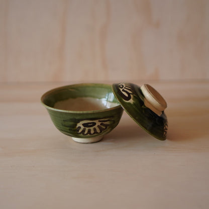 Vintage Showa era Japanese Ceramic Oribe glazed covered Chawan tea bowl from 1937