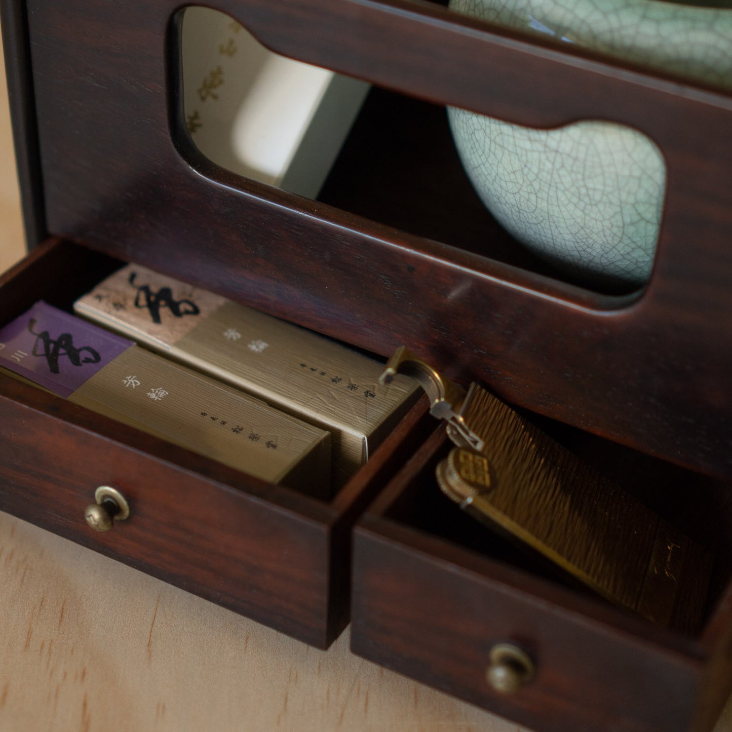 Fine Japanese Rosewood Tabako-bon - Incense box