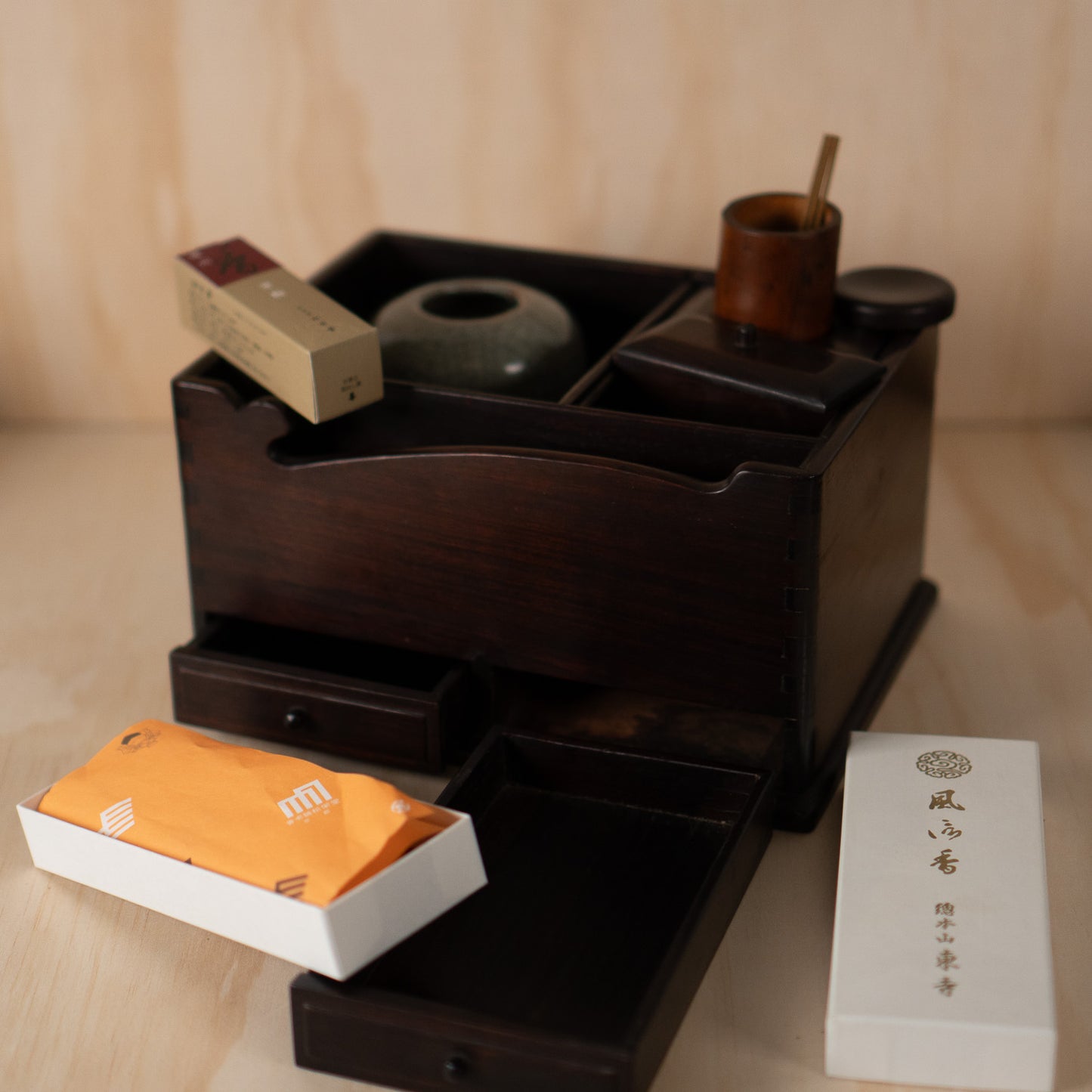 Fine Japanese Rosewood Tabako-bon - Incense box
